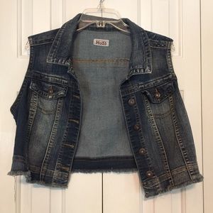 Short sleeveless jean jacket